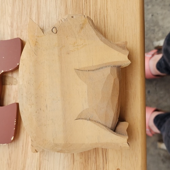 2 -- WOODEN CARVED 🐖 PIGS WALL HANGING. - Picture 2 of 7